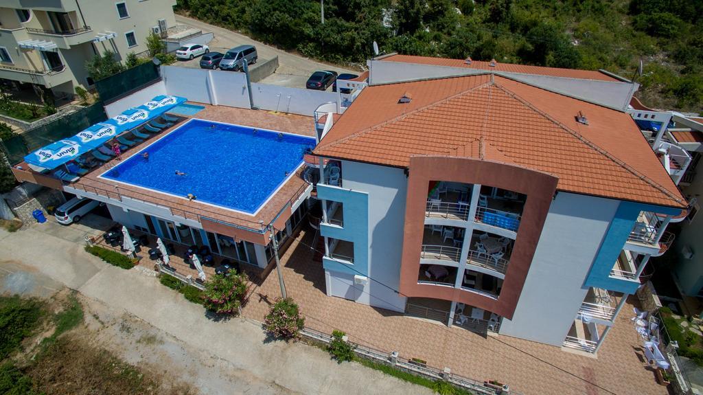 Apartments De Lara Утеха Екстериор снимка